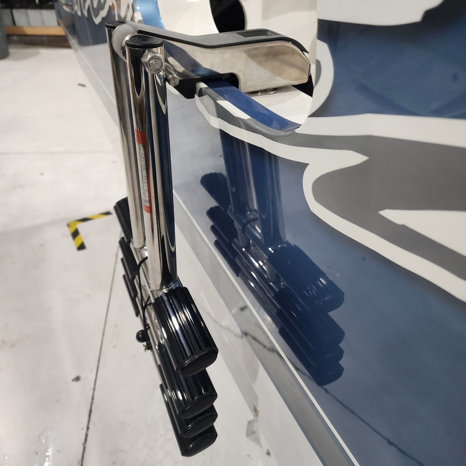 Single pin quick release short base retractable ladder – QRL4SCLA-N Product Image 1
