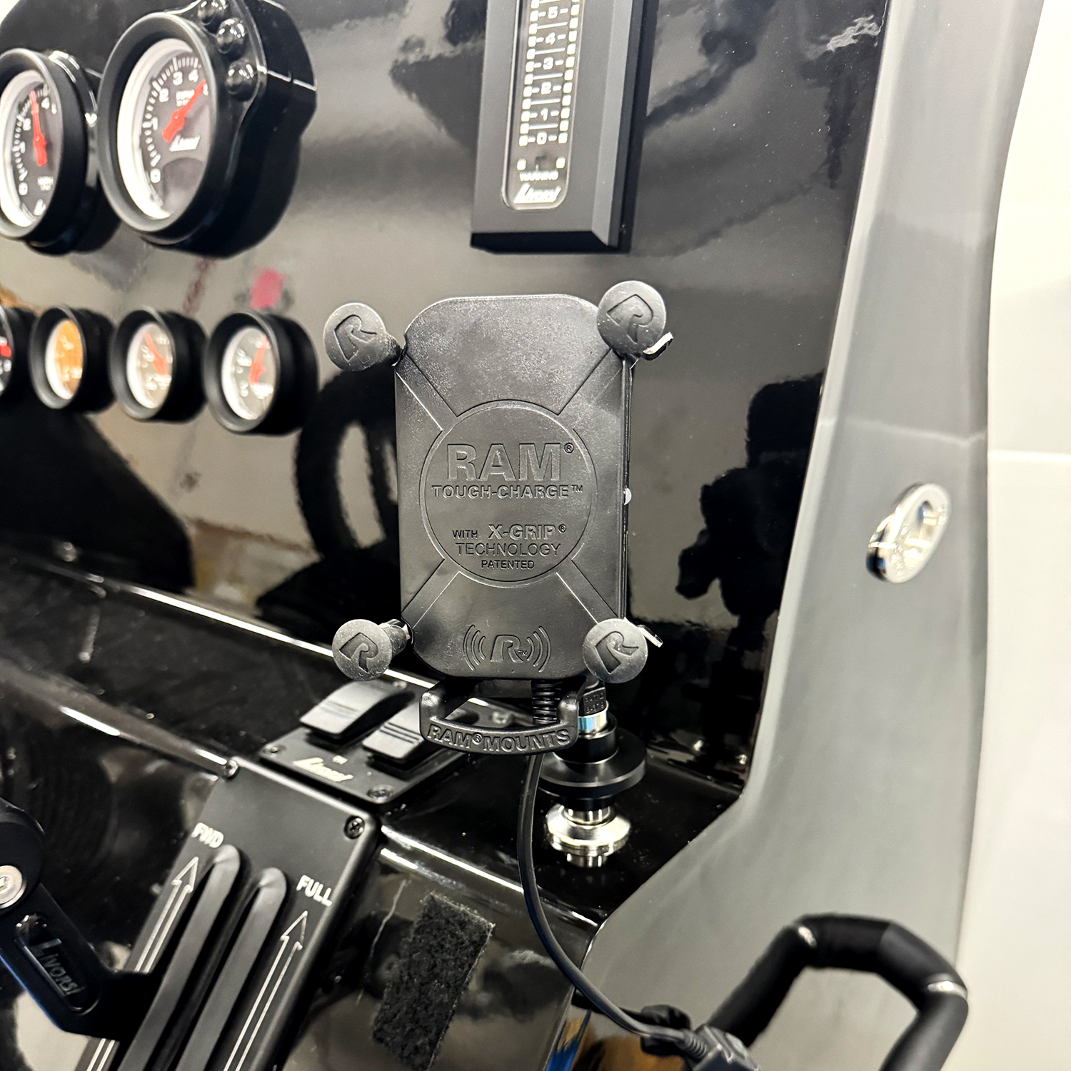 Livorsi QR RAM Mount Wireless Phone Charger – QRRPH12V10B Product Image 1